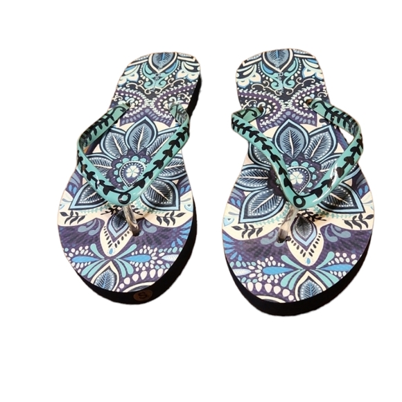Vera Bradley Shoes - Vera Bradley Flip Flops Blue Island Medallion Size 5-6